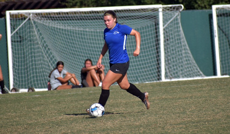 Women’s Soccer Bested in Battle of Top-Ranked Competitors
